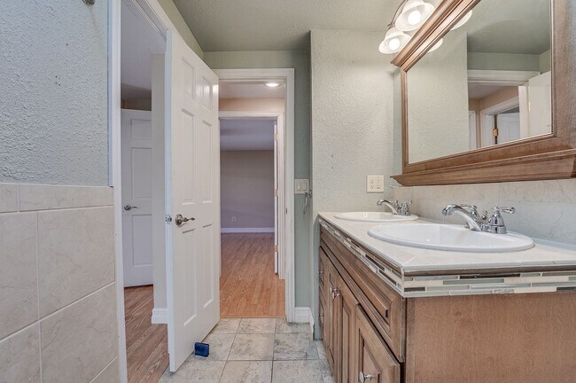 Building Photo - Cute 3 Bedroom 2 Bathroom Home