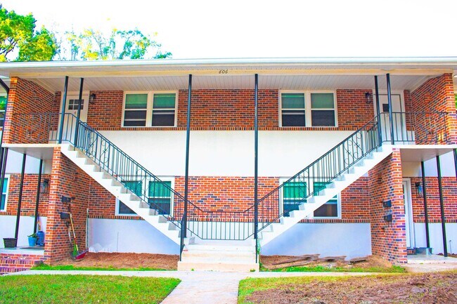 Building Photo - 606 E Park Ave