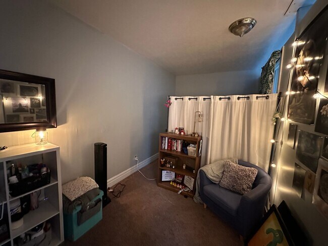 Building Photo - 5 Bedroom House Available Next to UC Campus