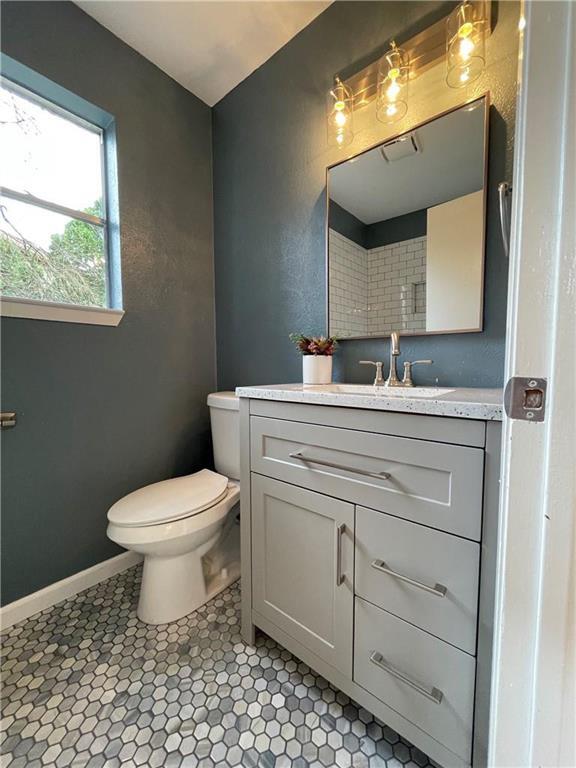 Building Photo - 1911 Heathwood Cir