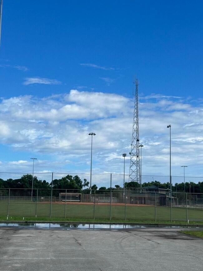 Building Photo - 1592 SE Burning Ct