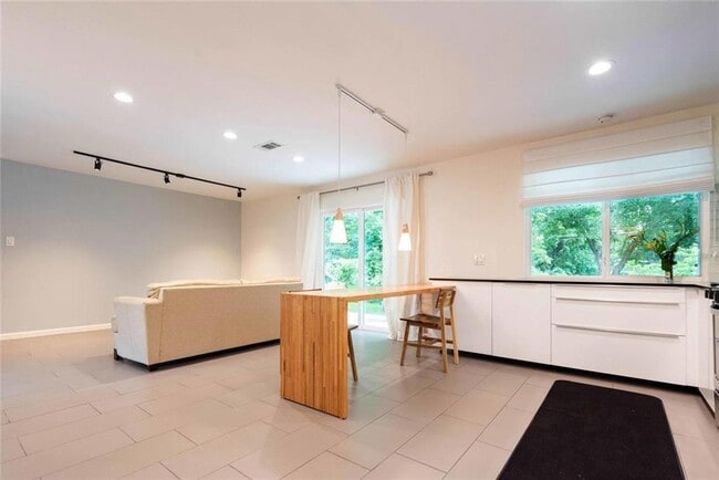 Building Photo - 3302 Catalina Dr