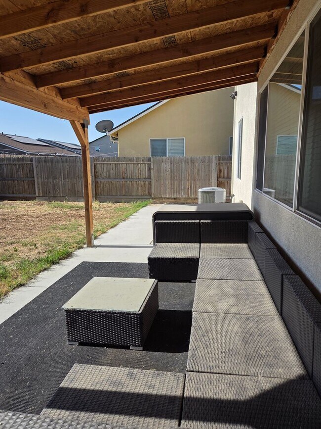 Building Photo - 1443 Greenbrier Dr