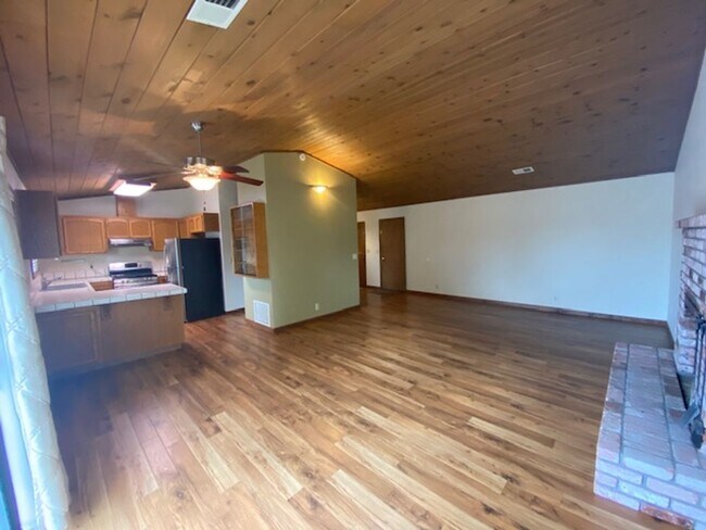 Building Photo - Excellent eastside location, 3/2, fenced yard, 2 car garage