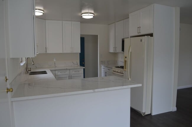 Building Photo - University City 4 Bedroom 2 Bath room Home for Rent