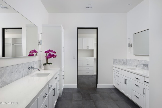 Building Photo - 6718 E San Juan Ave