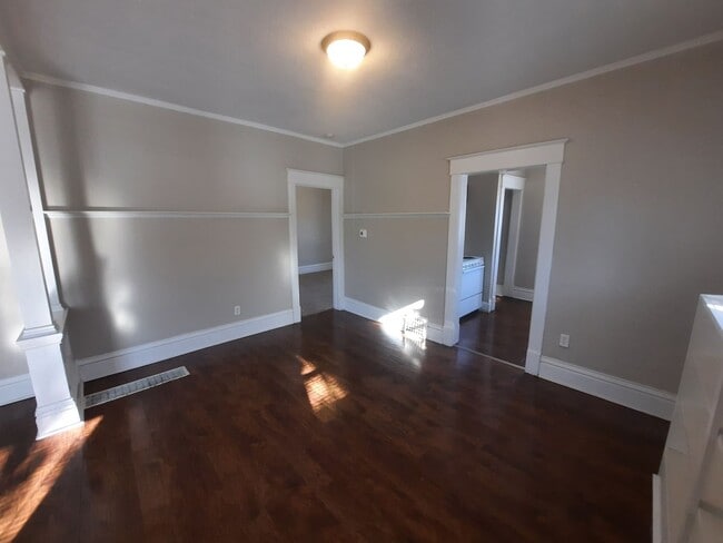 Building Photo - 2 Bedroom, 1 Bathroom home near Drake Univ...