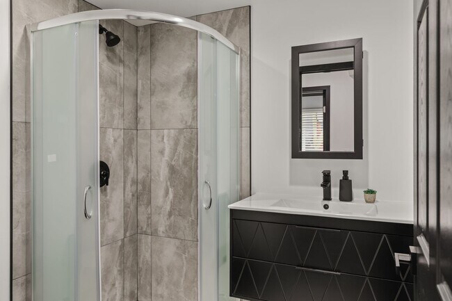 Building Photo - A 5 bedroom, 4 bathroom Fully Furnished Apartment at 1515 1/2 Selby Ave.