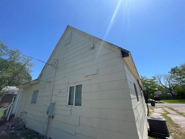 Building Photo - 2217 W Rev Dr Ransom Howard St
