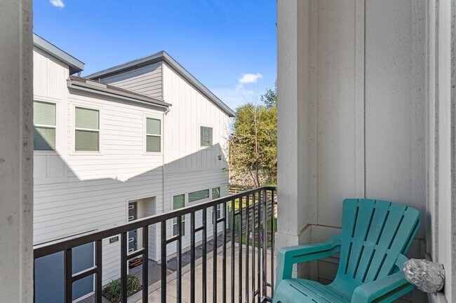 Building Photo - 502 W Donovan St