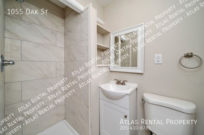 Building Photo - 1055 Oak St