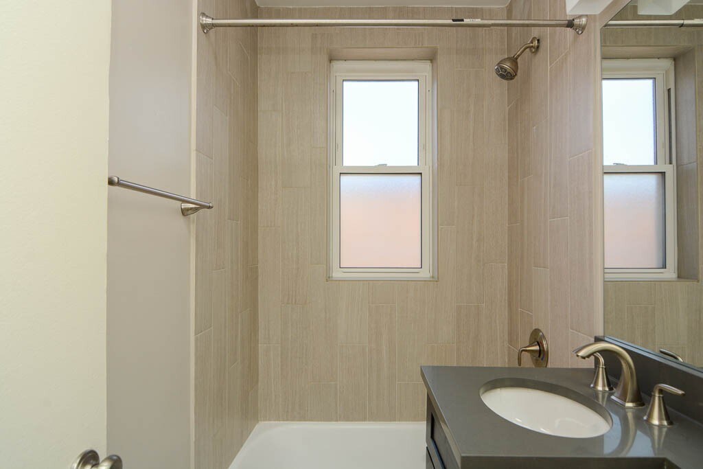 Building Photo - 511 W Belmont Ave