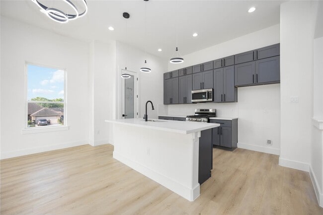 Building Photo - 2115 Dan St