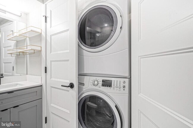 Building Photo - 1710 Cambridge St