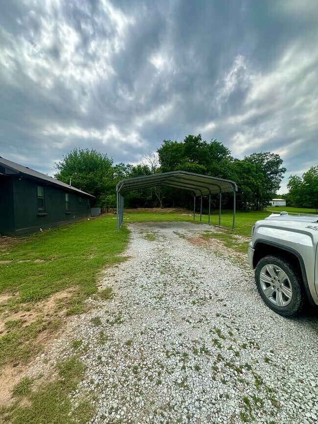 Building Photo - 3 bed 1 bath country house