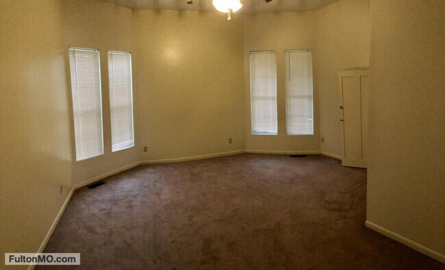 Building Photo - 301 West 5th Street Apartment A