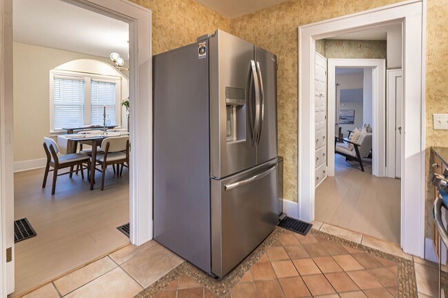 Building Photo - Quaint 4 bedroom Erie Home with Central Air & Garage Parking