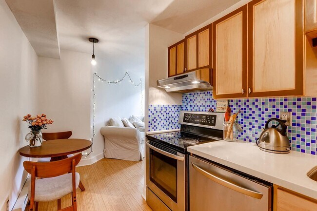 Building Photo - Modern West End Pearl St. 1 Bed/1 Bath Con...