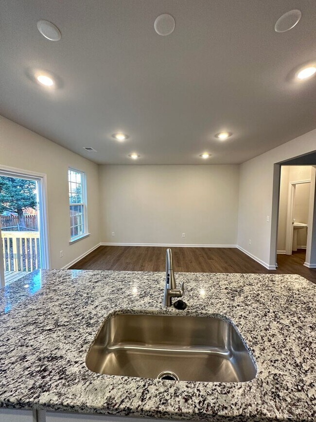 Building Photo - Elegant Townhome located in Ballantyne!