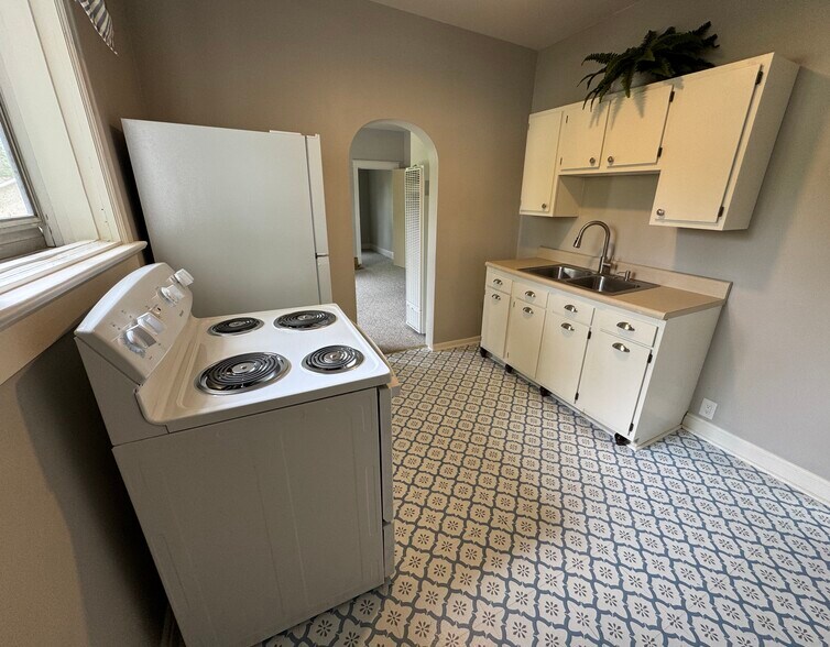 Unit 3 Kitchen - 209 N William St