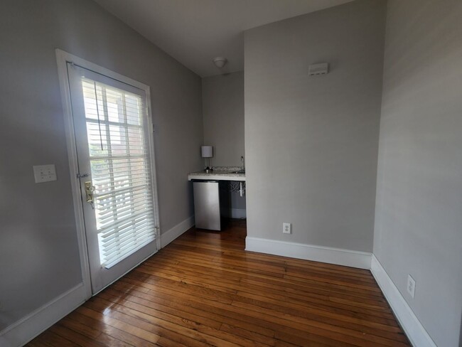 Building Photo - 2 Bedroom 1 Bath Apartment - Downtown Char...