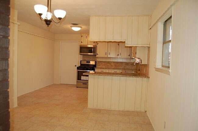 Building Photo - 214 Juniper St