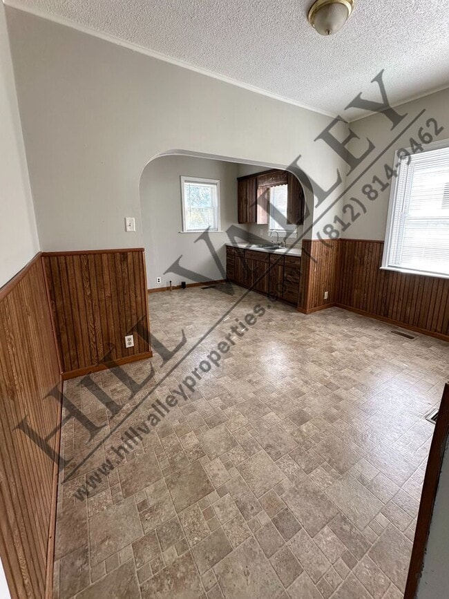 Building Photo - Charming Two Bedroom Home