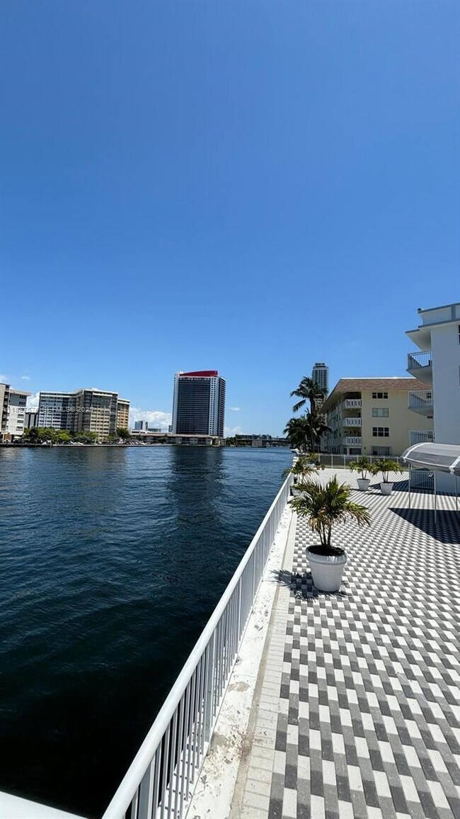 Building Photo - 1913 S Ocean Dr