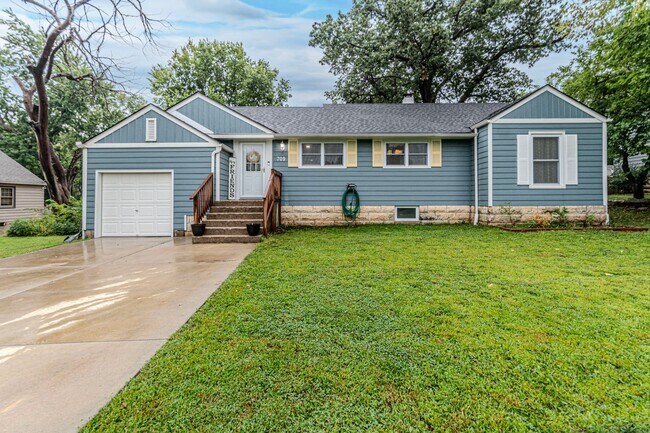 Building Photo - Back porch with a large yard!