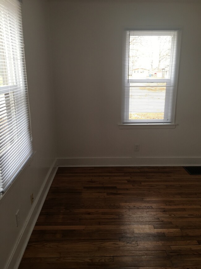 Building Photo - 3315 Valley Dr