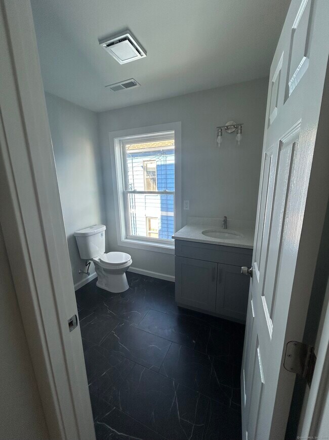 Building Photo - 388 William St