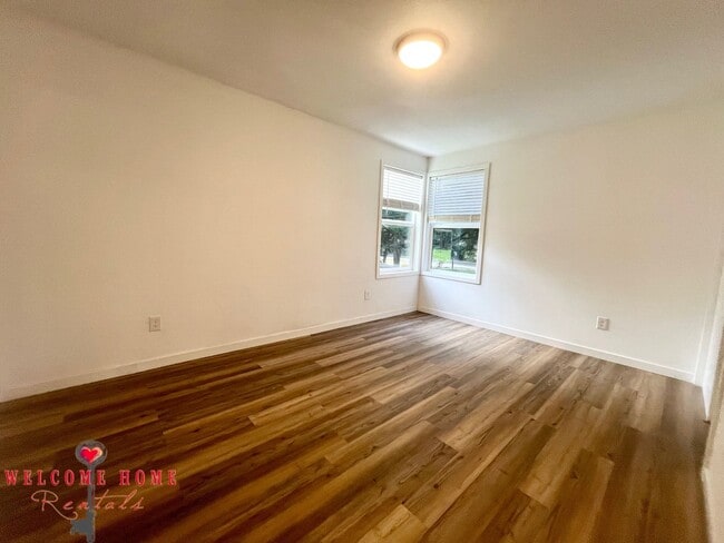 Building Photo - 4 bedroom home with air conditioning - Great location!!!  HUGE basement for your man cave or she ...