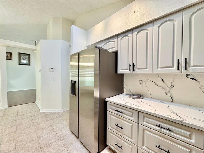 Building Photo - 10028 Oasis Palm Dr