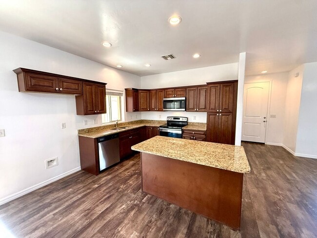 Building Photo - Great 3 Bedroom, 2 Bathroom Home Centrally Located- Available Now!