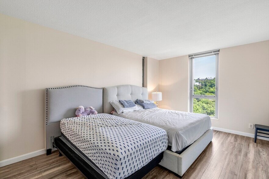 Building Photo - 99 Pond Ave