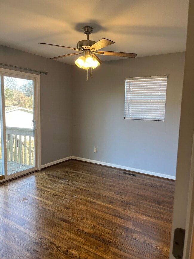 Building Photo - 3 Bedroom, 1 Bath House