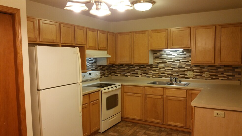 Building Photo - 320 E Tyranena Park Rd