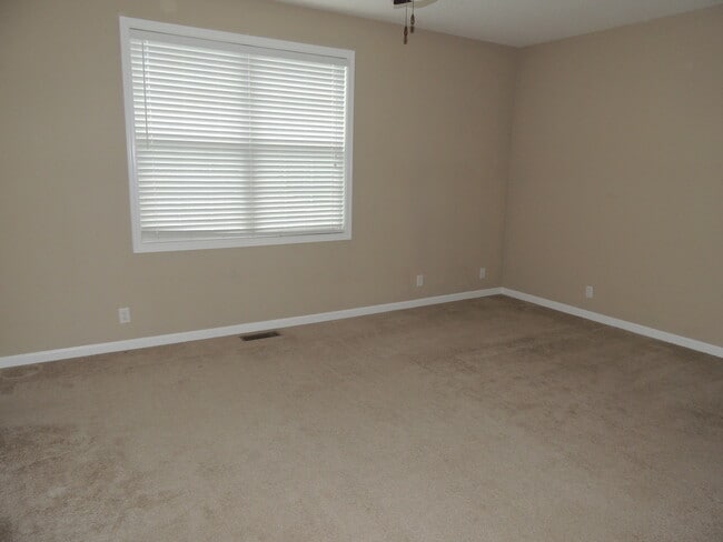 Building Photo - Stunning 3-Bed, 2-Bath Townhouse in West Knoxville