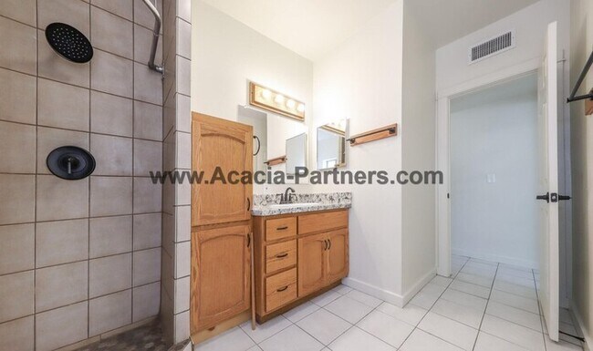 Building Photo - Historic Four Bedroom HOme