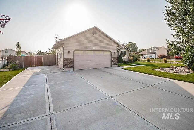 Building Photo - 2221 Frontier Dr