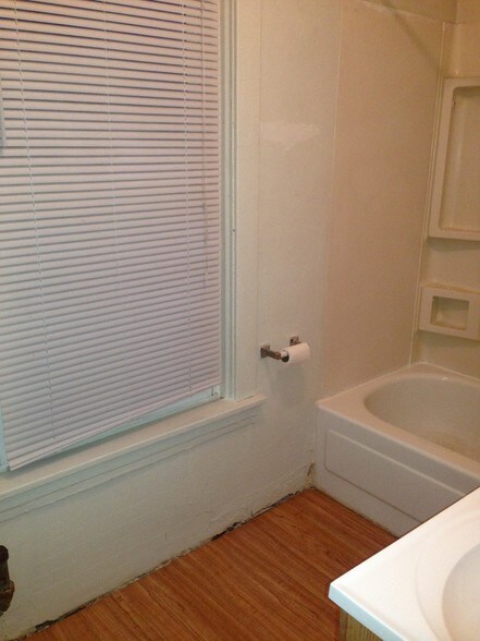 Building Photo - 526 E 7th St