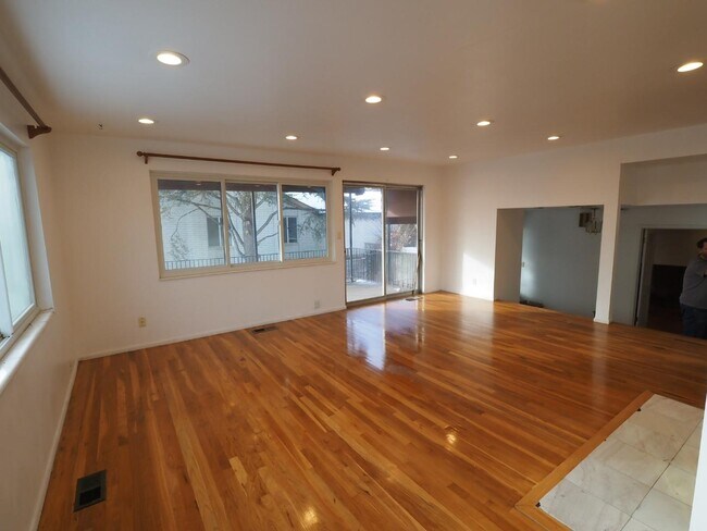Building Photo - 632 E 13th Ave