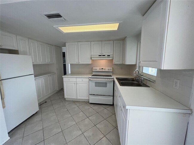 Building Photo - 3220 Pinon Dr