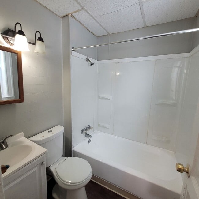 Building Photo - Single Family 4 Bed 2 Bath FOR RENT!