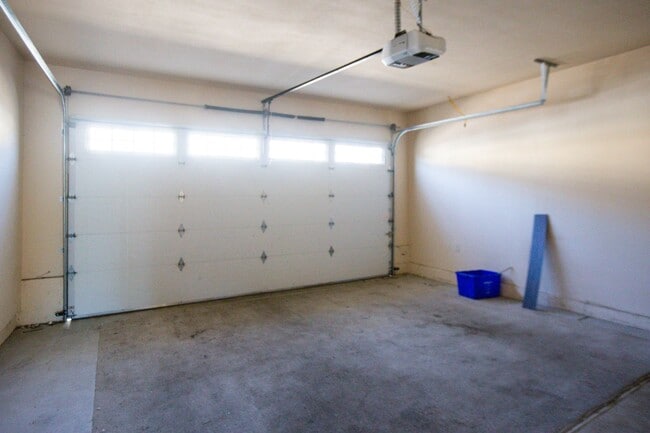 Building Photo - 4 Bedroom Oregon City with Large Bonus Roo...