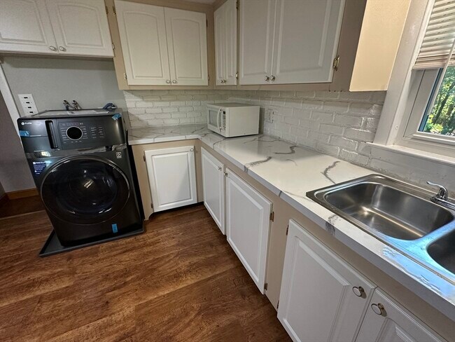 Building Photo - 2 Bow St