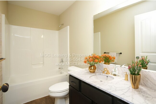 Building Photo - Luxury Living in Lee's Summit