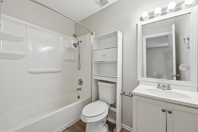 Building Photo - Beautifully Updated 3 Bed, 2 Bath Home