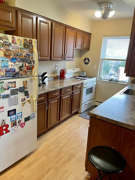 Building Photo - 202 12th St