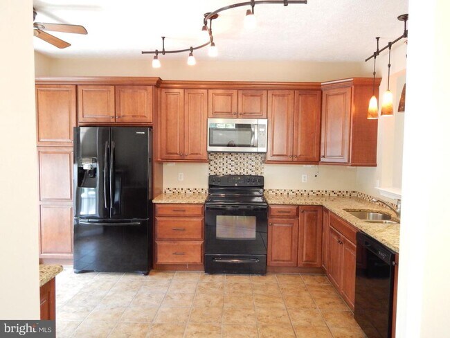 Building Photo - 862 N Waterford Ln